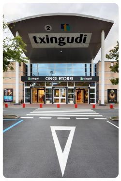 Helios vende dos centros comerciales